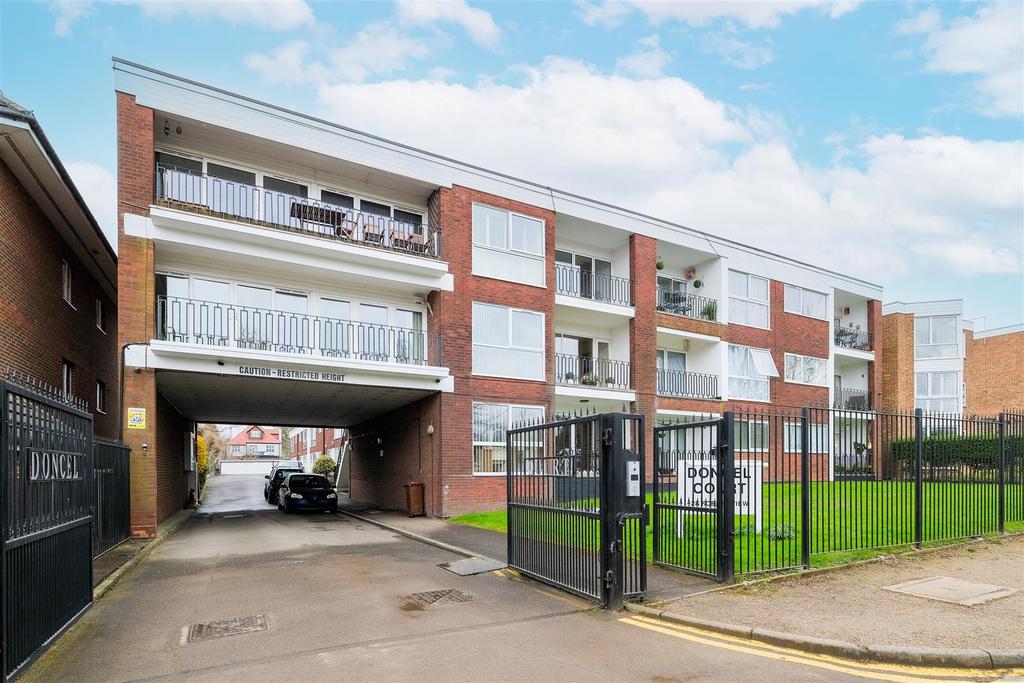 Forest View, Chingford 2 bed flat £1,300 pcm (£300 pw)
