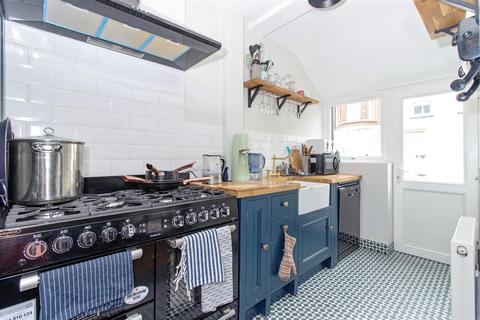 9 Lyndhurst Road, Worthing, BN11 2DB