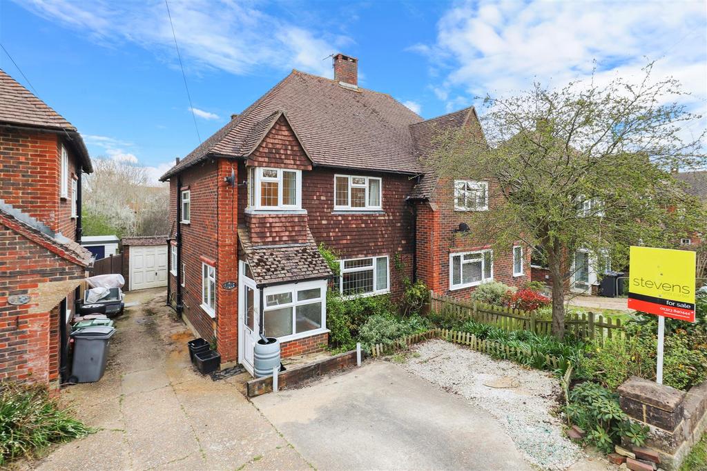 Hawkswood Drive, Hailsham 3 bed semidetached house £300,000