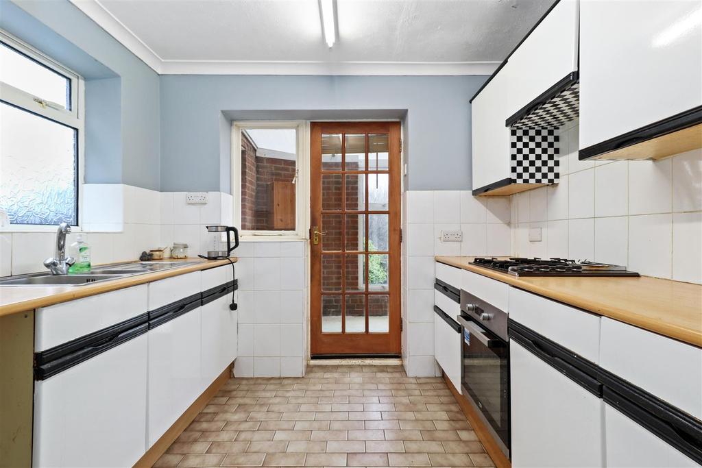 Hawkswood Drive, Hailsham 3 bed semidetached house £300,000