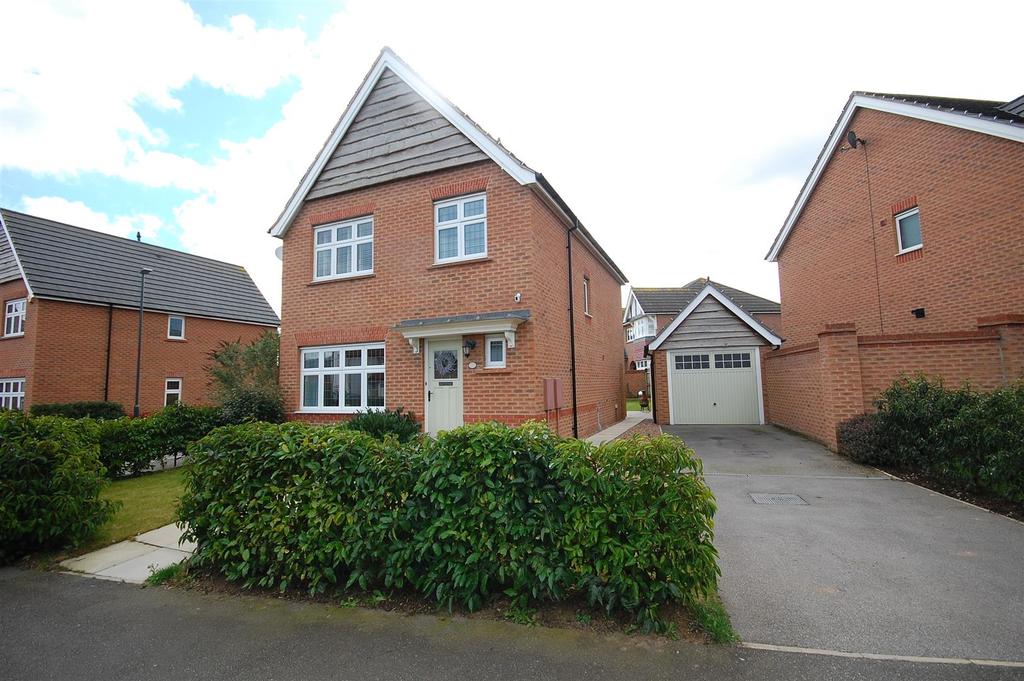Bramley Park Avenue, Sherburn In Elmet, Leeds 3 bed detached house £