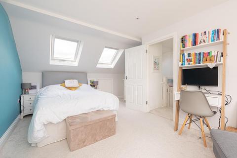 25 Stoneleigh Avenue, Worcester Park, KT4 8XX