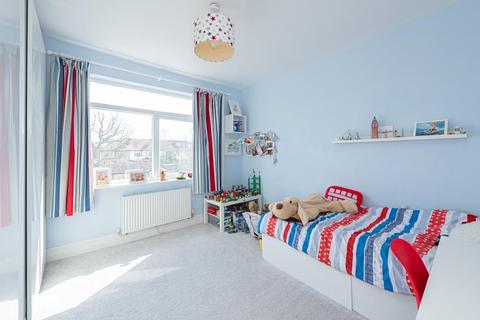 25 Stoneleigh Avenue, Worcester Park, KT4 8XX