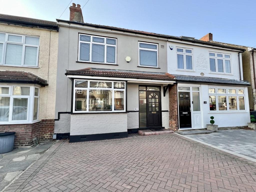 Dorset Avenue, Romford 3 bed terraced house for sale £475,000