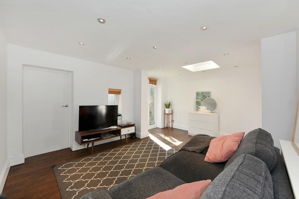 Anselm Road, Fulham, SW6 1 bed flat £1,950 pcm (£450 pw)