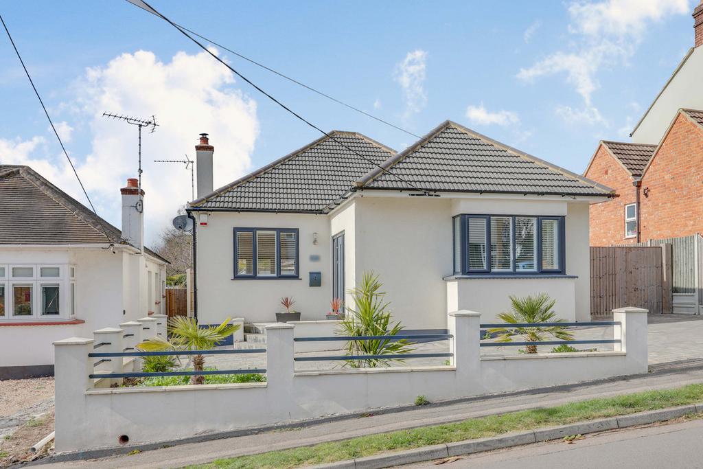 Rayleigh Avenue, Leighonsea, SS9 2 bed detached bungalow £500,000