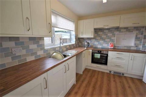 3 bedroom bungalow to rent, Golding Road, Eastbourne BN23