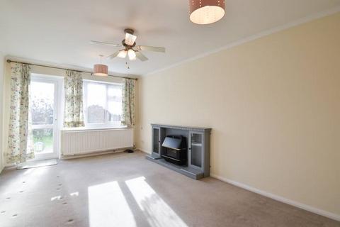 3 bedroom bungalow to rent, Golding Road, Eastbourne BN23