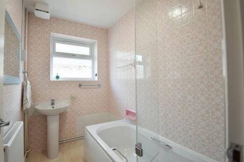 3 bedroom bungalow to rent, Golding Road, Eastbourne BN23