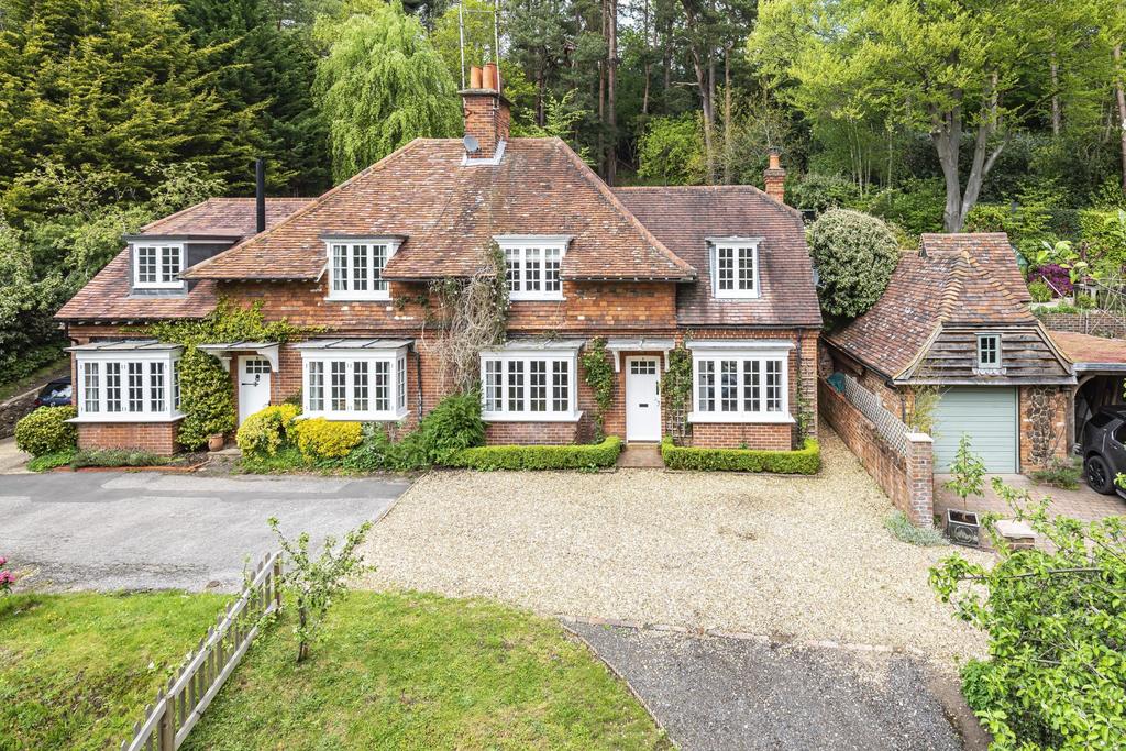 Wayside Cottages, Farnham Road, Churt, GU10 3 bed semidetached house