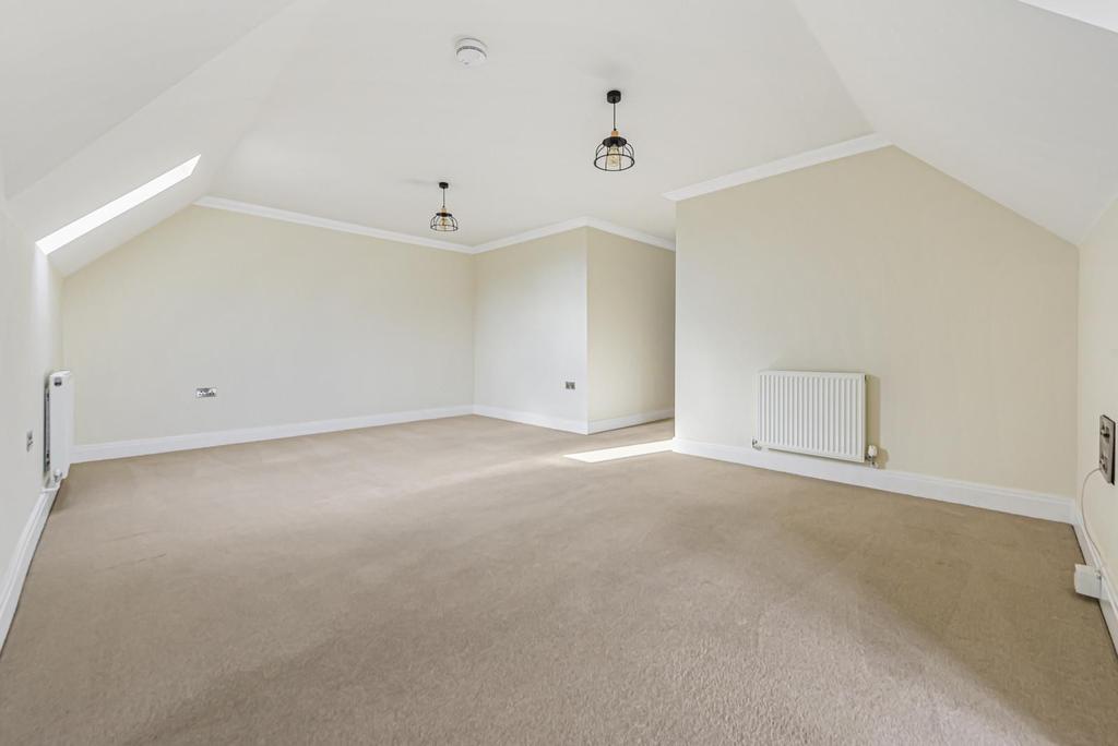 12 Portsmouth Road, Cobham, KT11 2 bed apartment £525,000