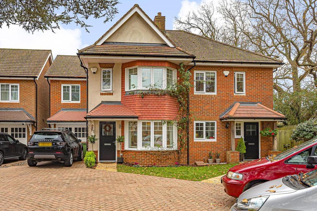 Hengest Avenue, Esher, KT10 4 bed semidetached house £800,000