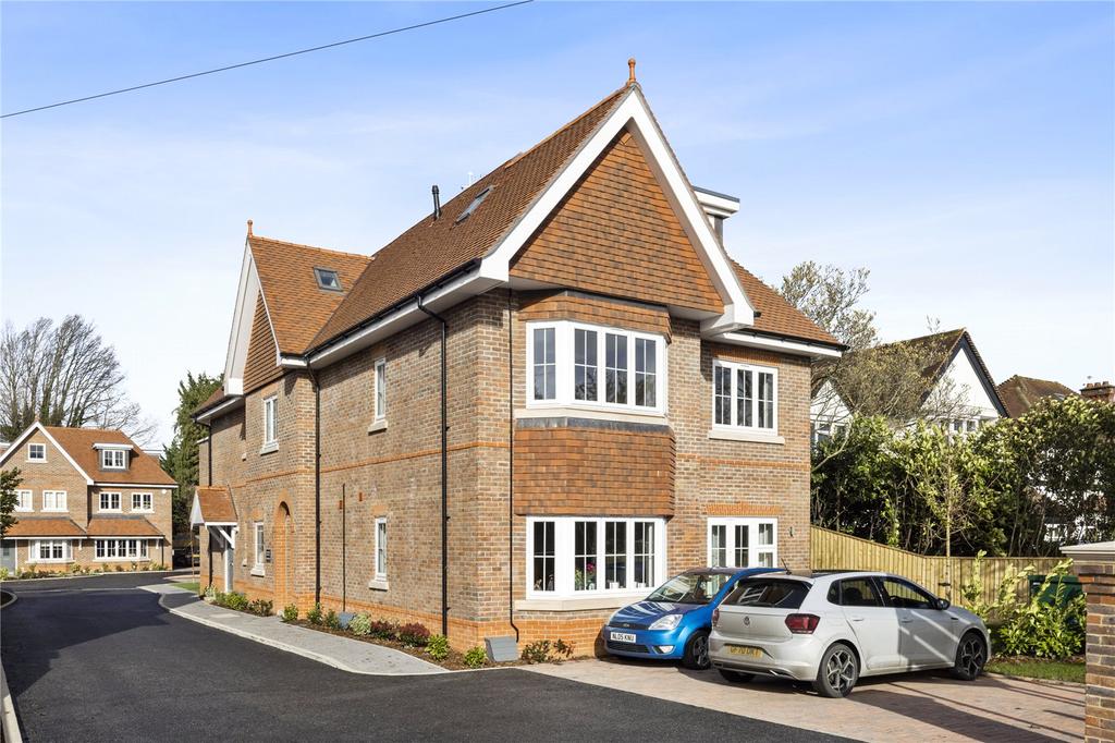 Woodleaf Gardens, Esher, Surrey, KT10 1 bed apartment £365,000