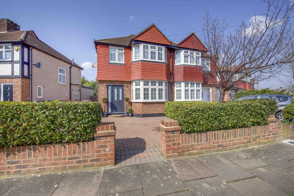 Bargate Close, New Malden, KT3 3 bed detached house £685,000