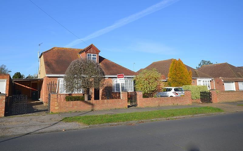 Manor Farm Avenue, Shepperton, TW17 3 bed bungalow £650,000