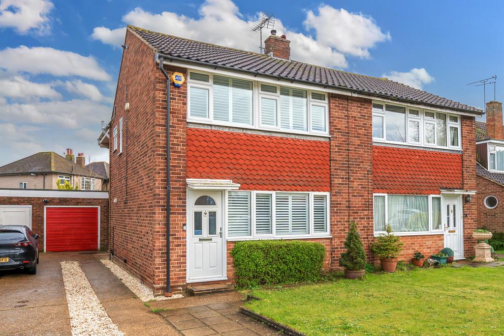 Durrell Way, Shepperton, TW17 3 bed semidetached house for sale £550,000