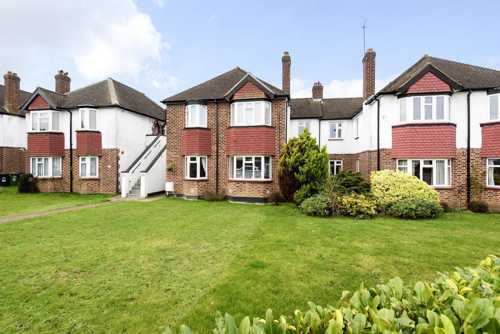 Bruce Avenue, Shepperton, TW17 3 bed £415,000
