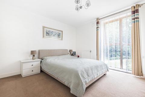 2 bedroom apartment to rent - Lambert Court, Railton Close, Weybridge, KT13