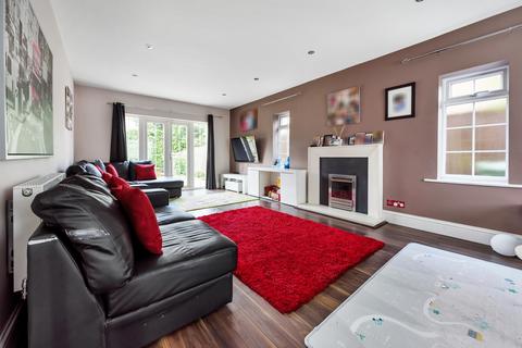 5 bedroom detached house to rent, Drynham Park, Weybridge, KT13