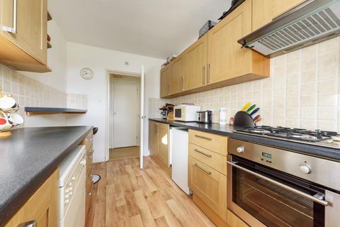 2 bedroom apartment for sale - Queens Court, Ellesmere Road, Weybridge, KT13