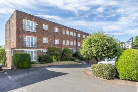 3 bedroom flat for sale - Oatlands Drive, Weybridge, KT13