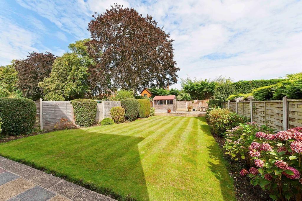 25a Esher Avenue, WaltonOnThames, KT12 4 bed detached house £2,700
