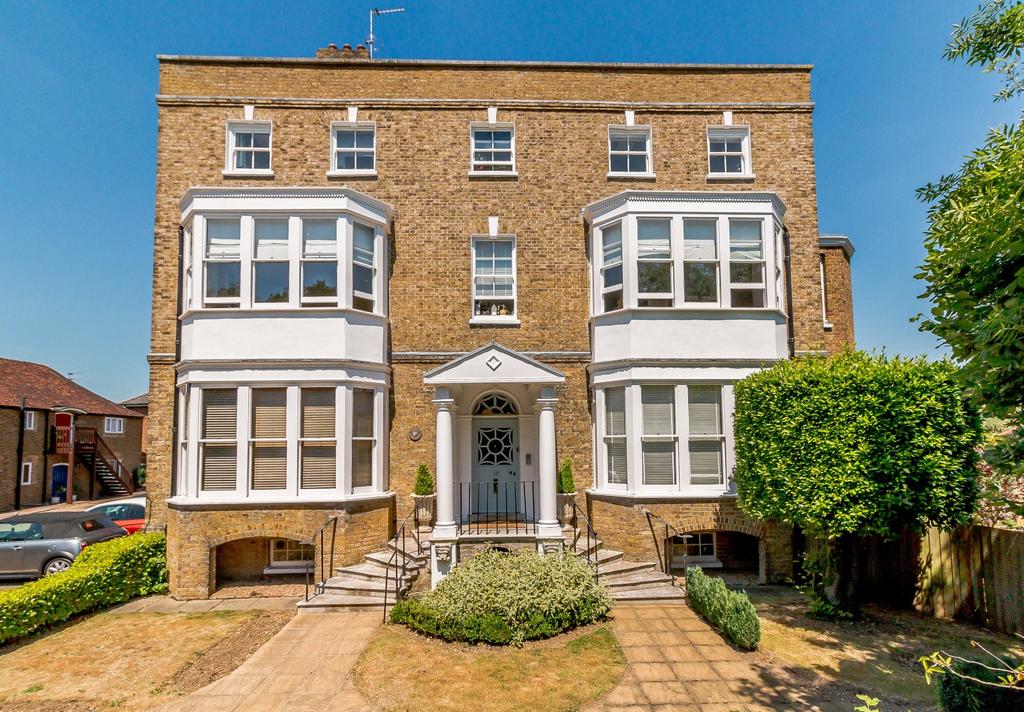 Russell Road, Shepperton, Surrey, TW17 2 bed apartment £1,550 pcm (£