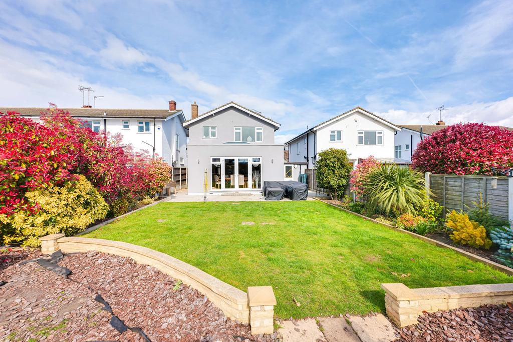 Ashurst Avenue, Southendonsea, SS2 3 bed detached house £550,000