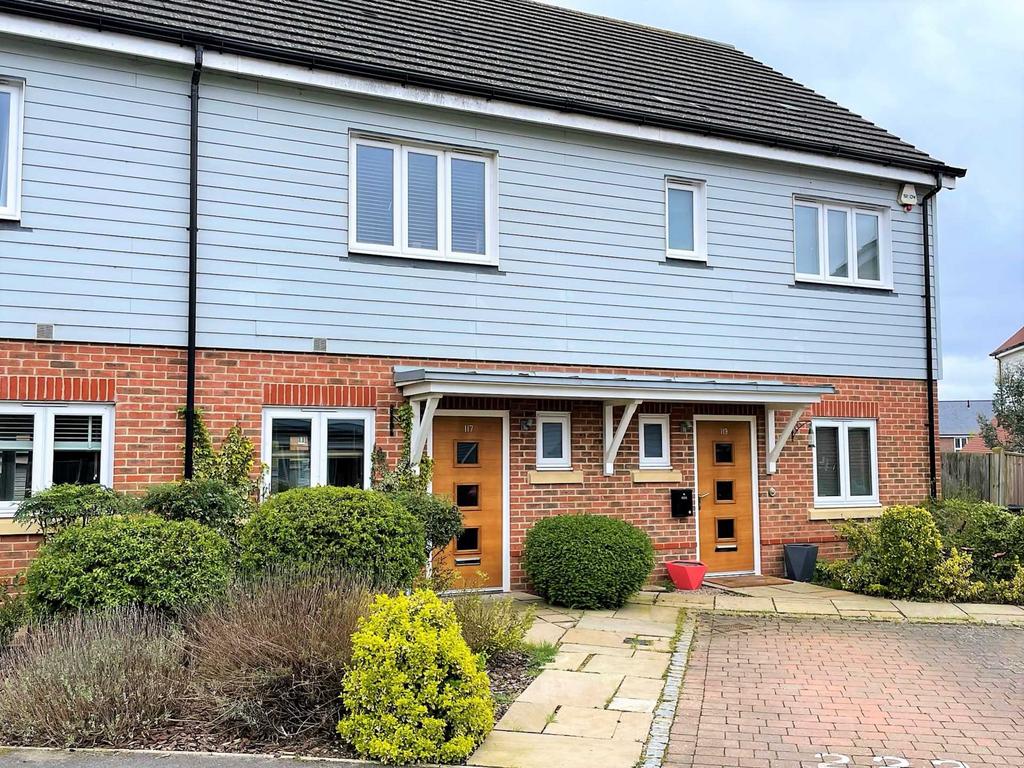 Willowbourne, Fleet 2 bed terraced house £1,550 pcm (£358 pw)