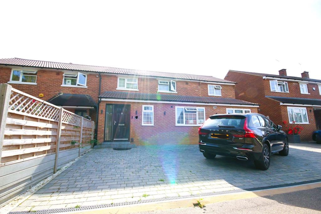 Cavan Drive, St Albans, AL3 4 bed semidetached house £3,175 pcm (£733 pw)