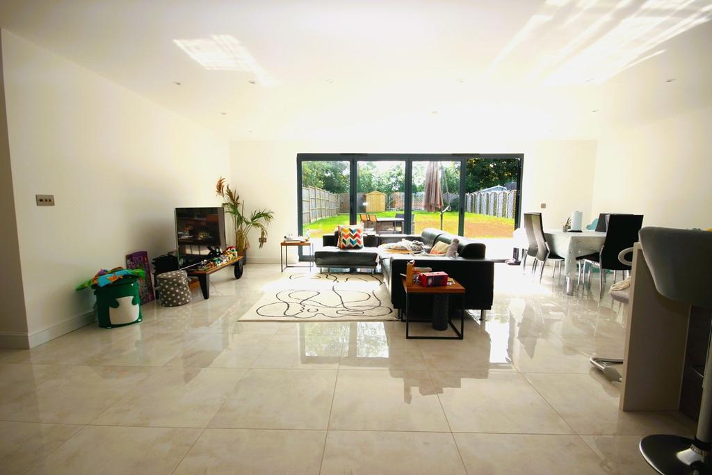 Cavan Drive, St Albans, AL3 4 bed semidetached house £3,175 pcm (£733 pw)