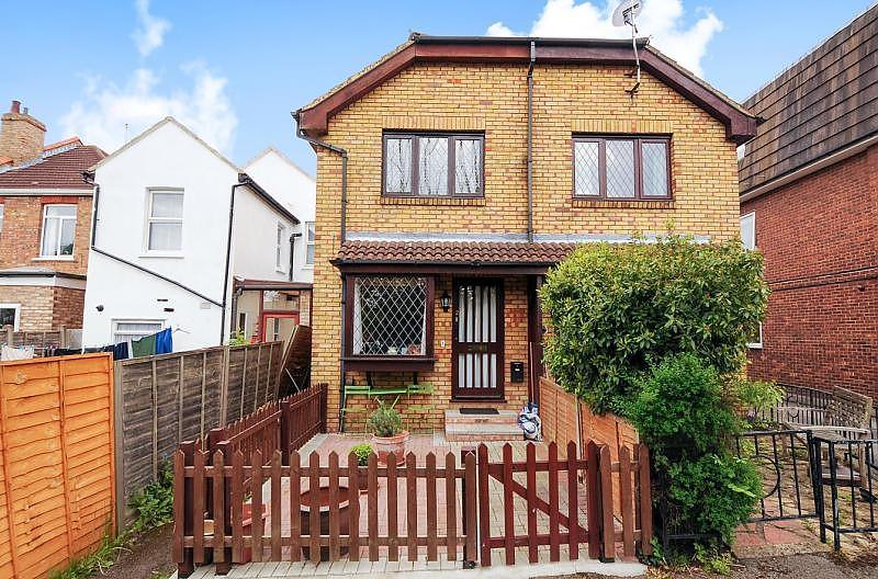 Oakleigh Mews, Bond Road, Surbiton, KT6 1 bed house £1,250 pcm (£288 pw)