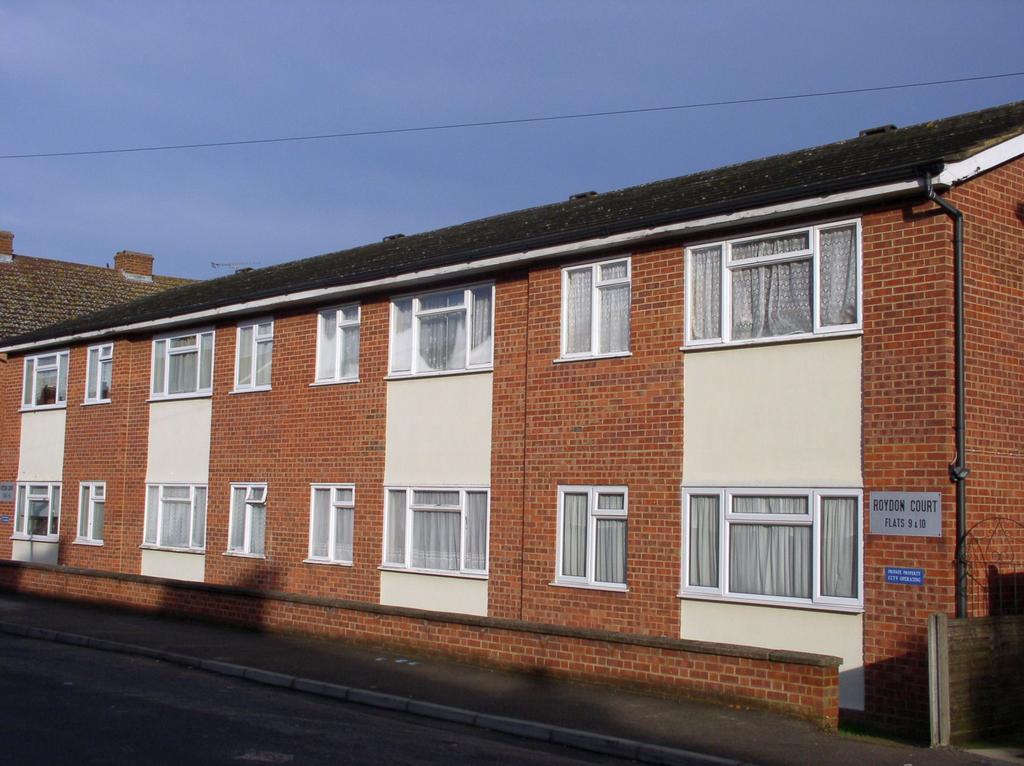Hythe Park Road, Egham, Surrey, TW20 1 bed flat £950 pcm (£219 pw)