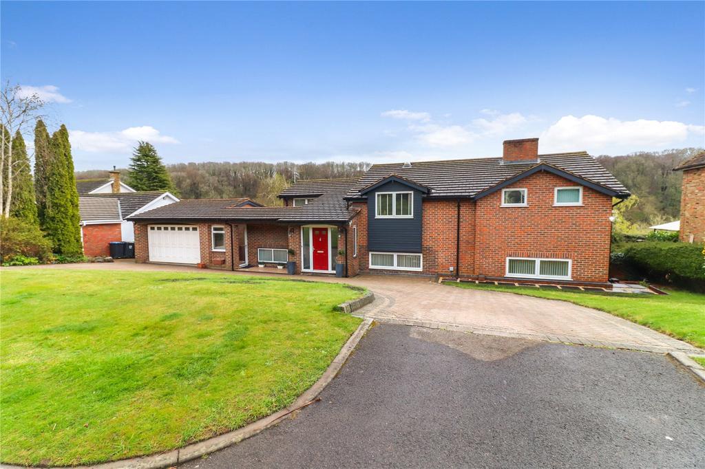 Silverthorn Drive, Longdean Park, Hemel Hempstead, Herts, HP3 4 bed