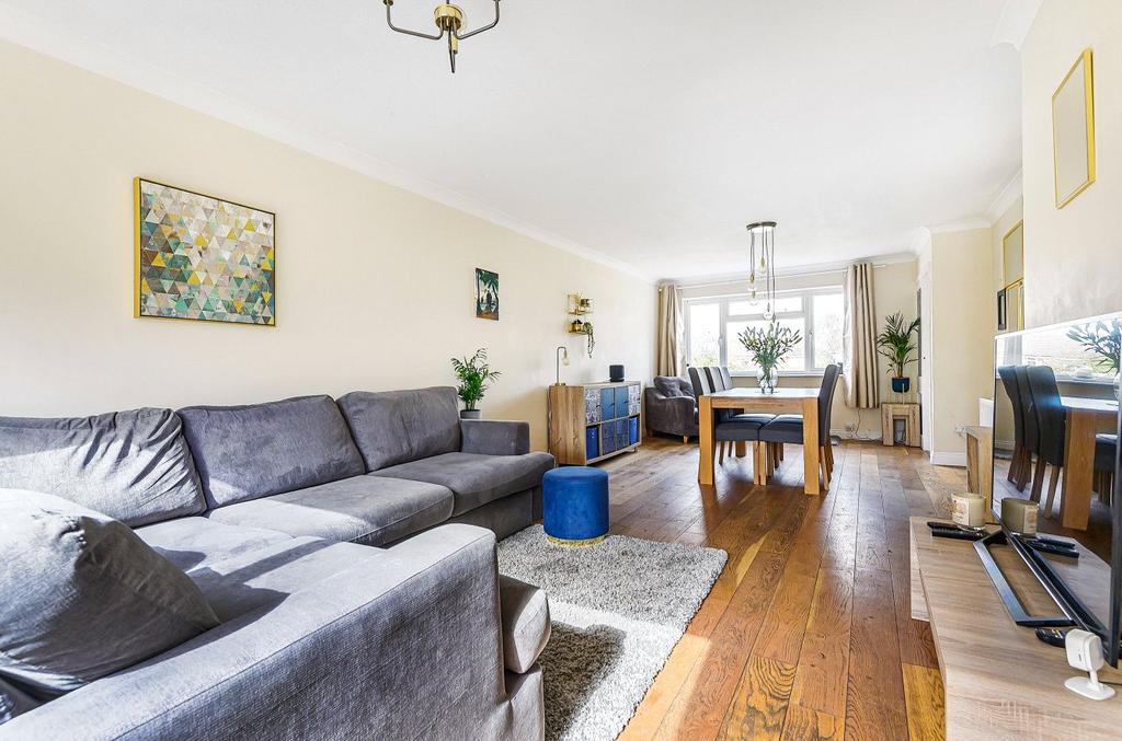 Ripley, Surrey, GU23 4 bed semidetached house £525,000