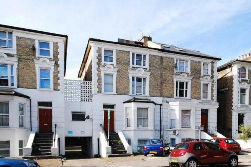 Windsor Road, Ealing, London W5 5PE Studio £1,200 pcm (£277 pw)
