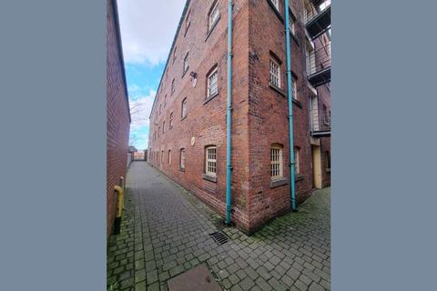 Studio to rent - Pacific Court, 39 High Street, Hull