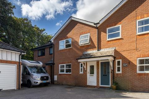 3 bedroom terraced house to rent, Headley Close, Alresford, Hampshire, SO24