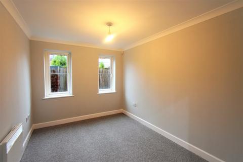 2 bedroom flat to rent, Thwaite Street, Cottingham, HU16