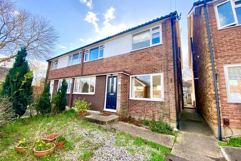 7 Avenue Close, Romford, RM3 0SX