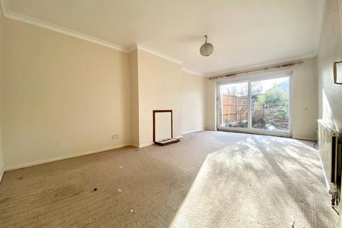 7 Avenue Close, Romford, RM3 0SX