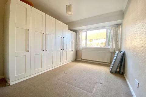 7 Avenue Close, Romford, RM3 0SX