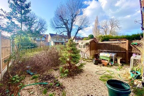 7 Avenue Close, Romford, RM3 0SX