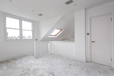 2 bedroom flat for sale - Broomwood Road, Battersea