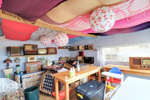 2 bedroom detached bungalow for sale - Oakmead Road, Clacton-On-Sea