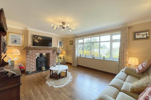 Salmons Leap Beccles Road, Barnby, Beccles, NR34 7QW