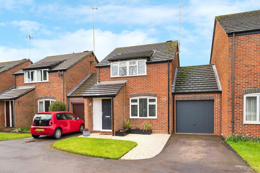 King James Way, HenleyonThames 3 bed link detached house £600,000