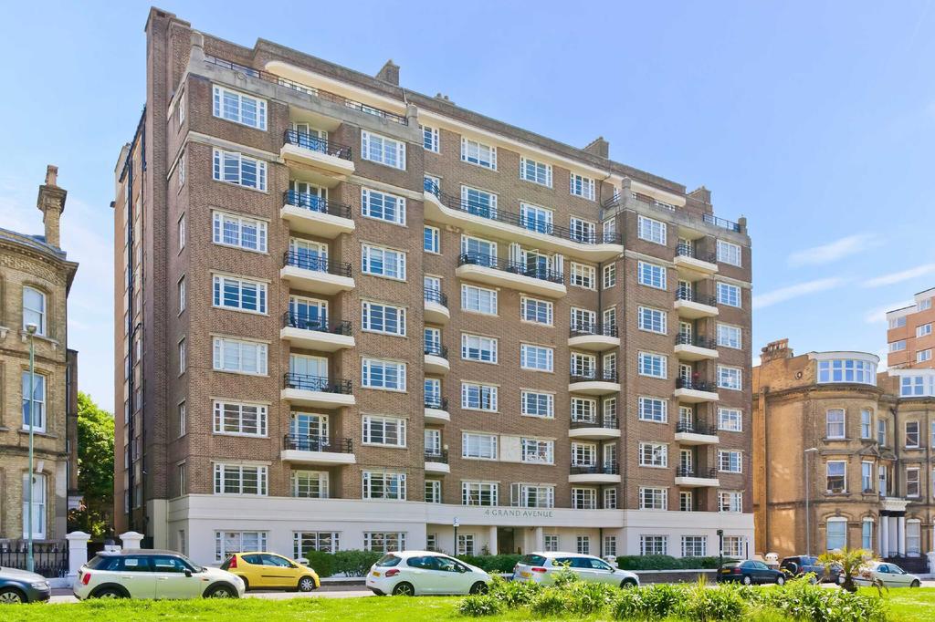 Grand Avenue, Hove, East Sussex, BN3 2 bed apartment £1,700 pcm (£392 pw)