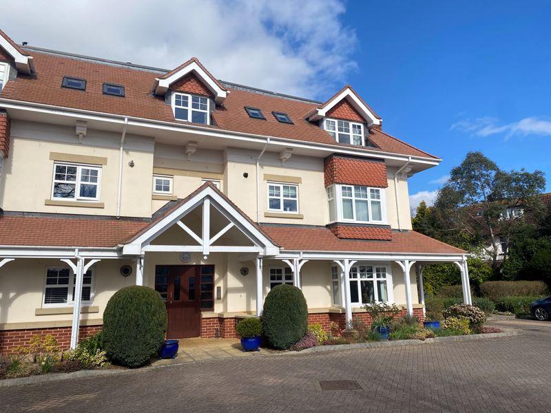 The Firs, Sarlsdown Road, Exmouth 2 bed apartment - £995 pcm (£230 pw)