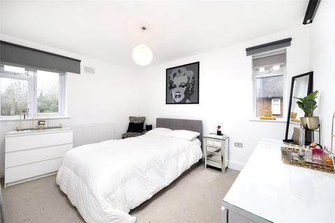 3 bedroom detached house for sale - Harcourt Road, Bushey, Hertfordshire, WD23